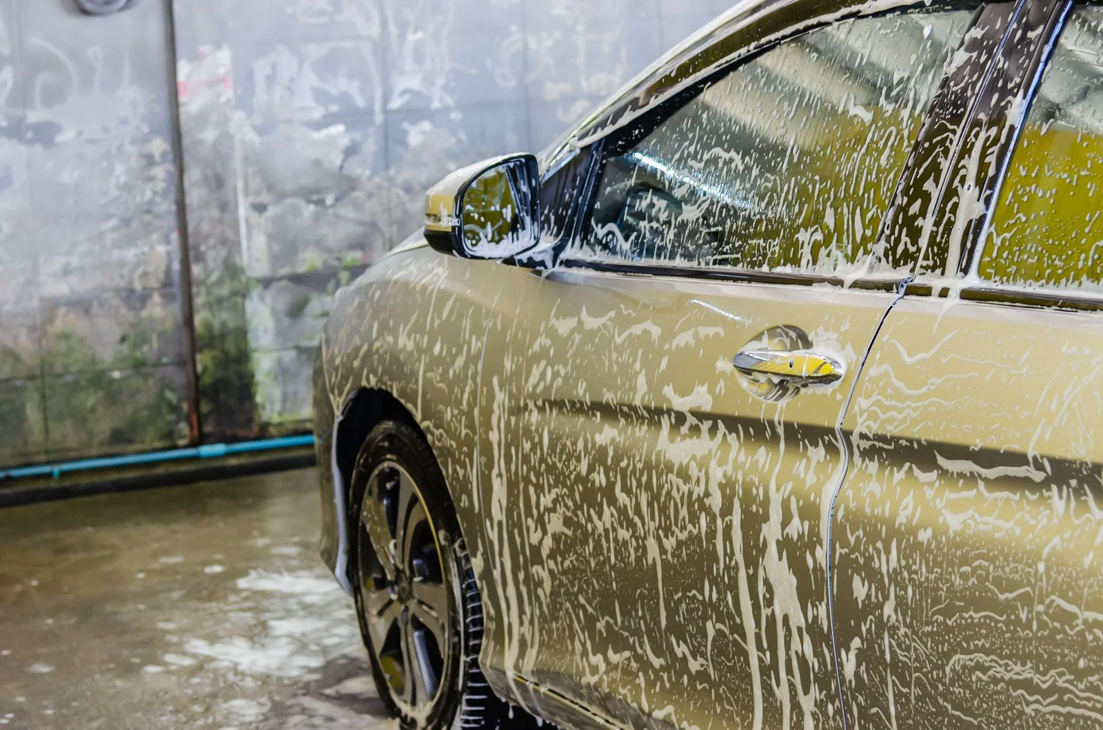 Lavage extérieur en cours avec mousse active