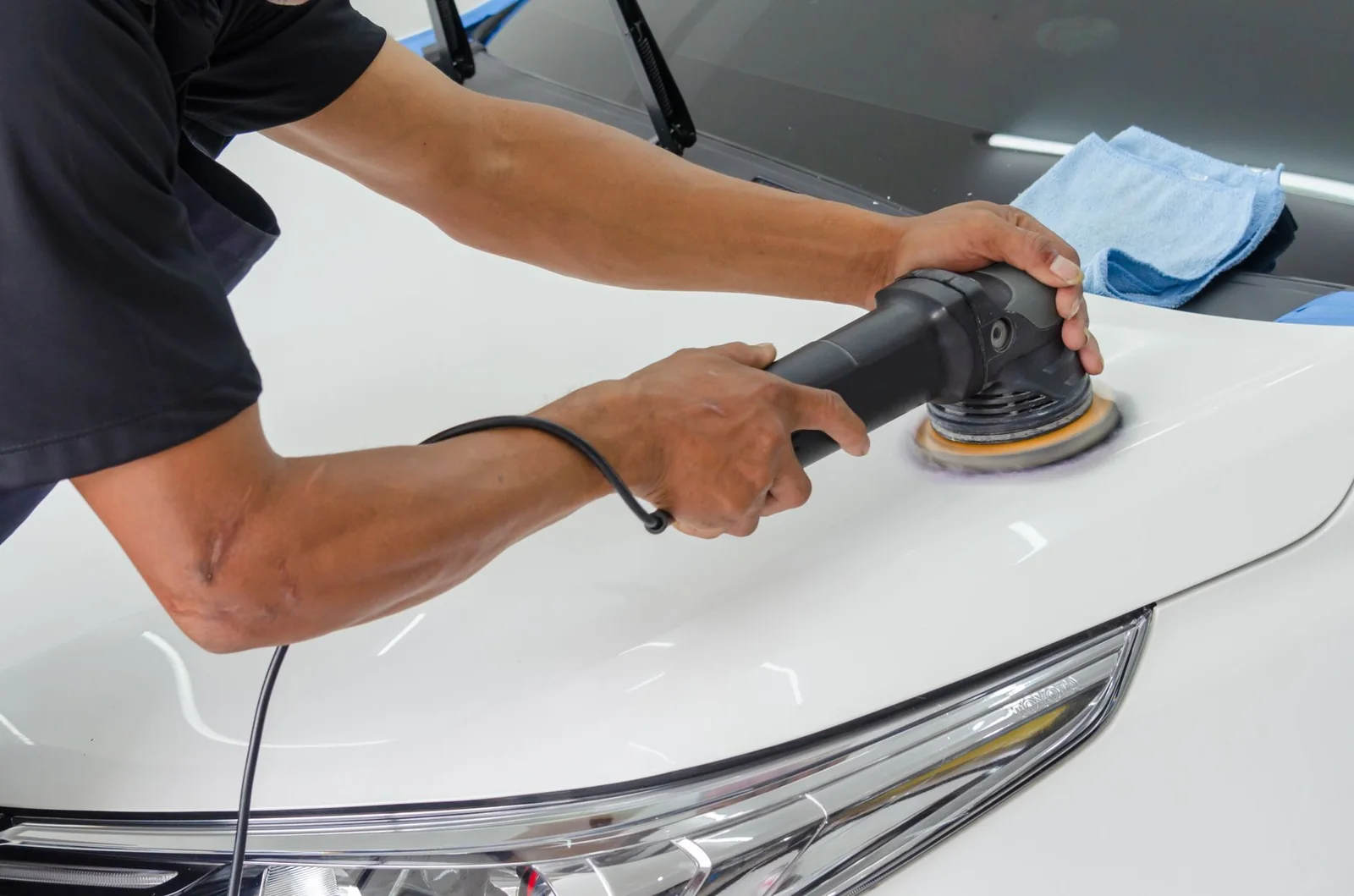 Cirage de voiture : application de cire sur la carrosserie